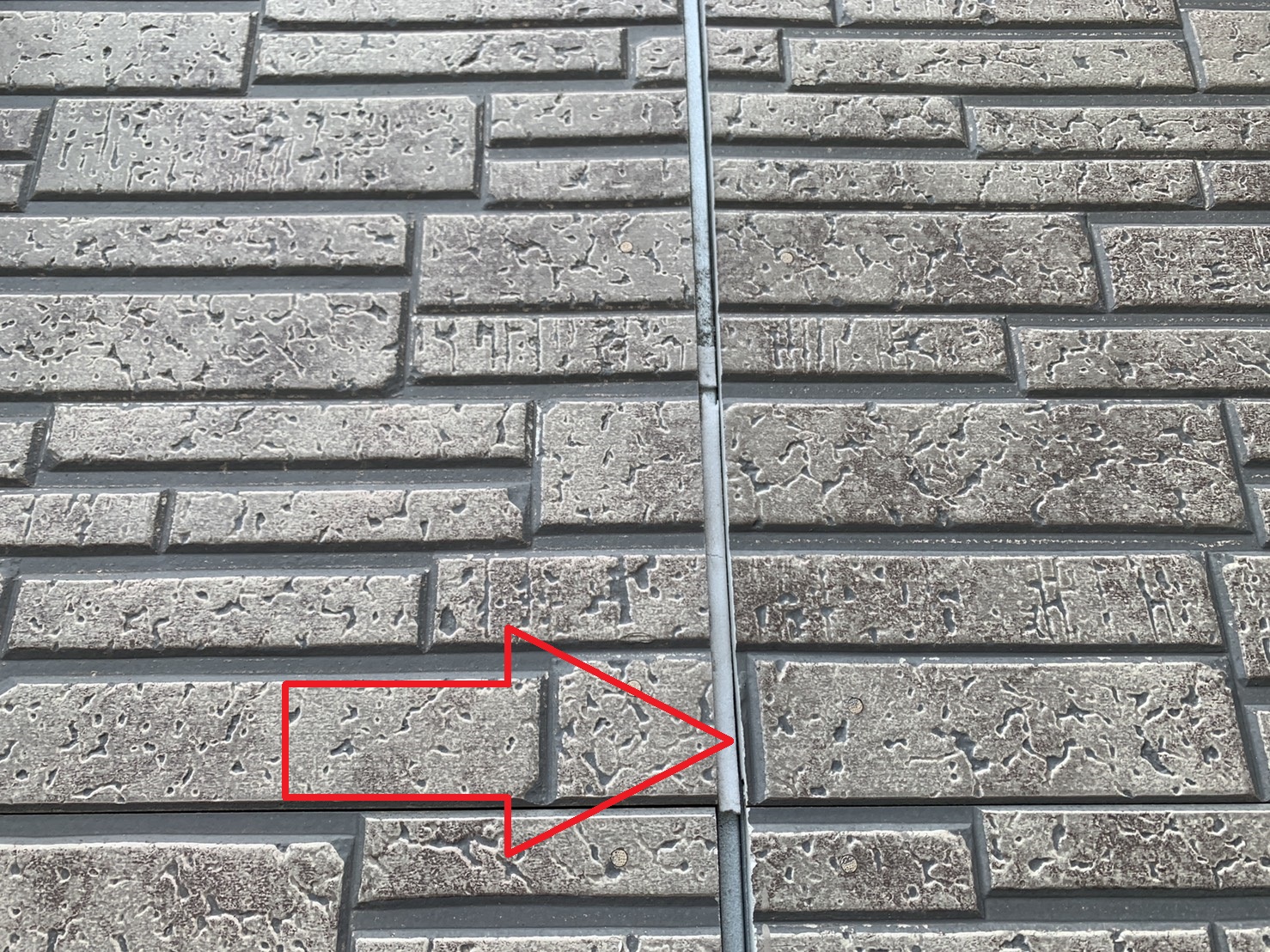 外壁のサイデイング目地のコーキングが剥がれている様子