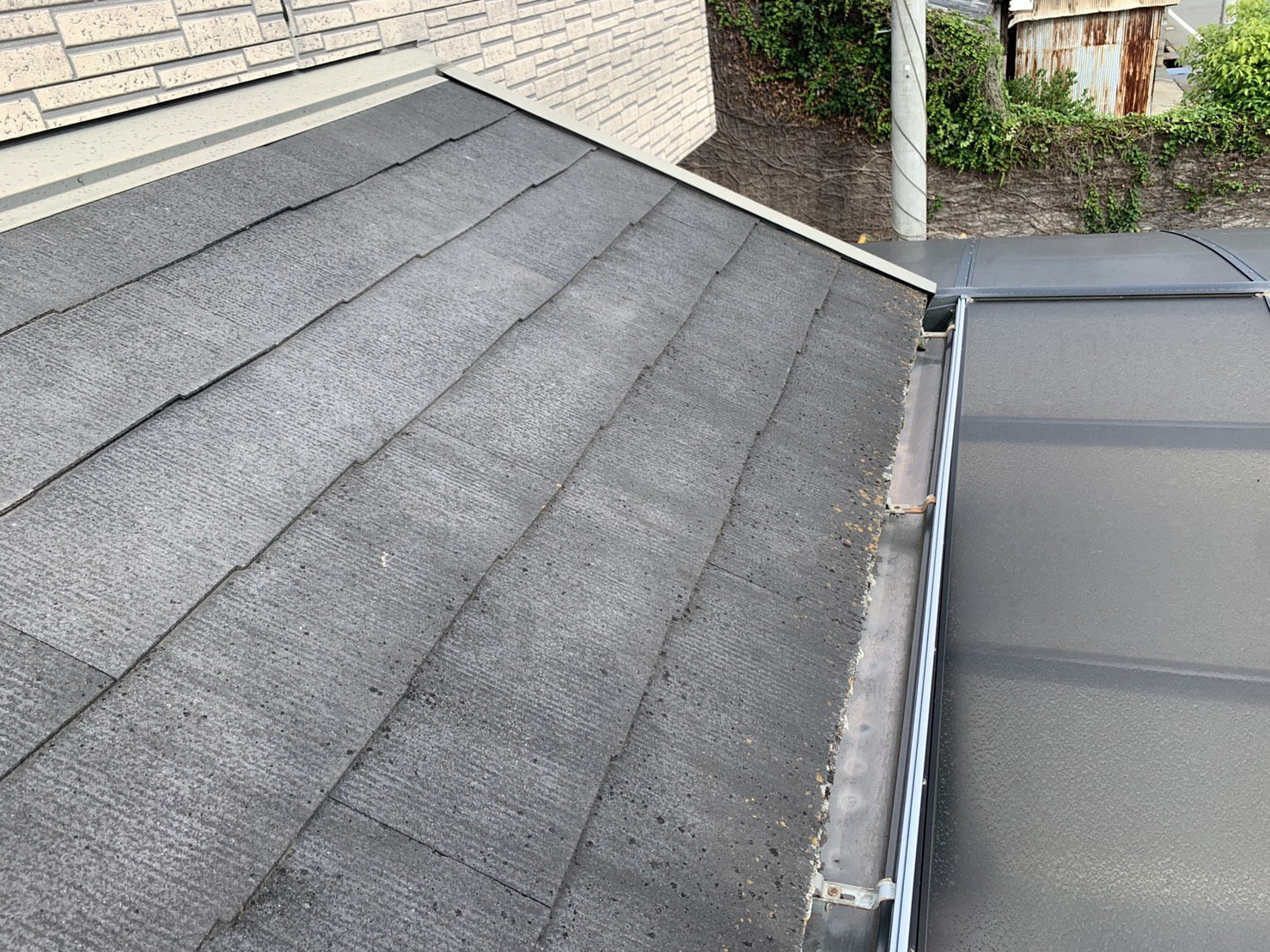 明石市での屋根診断で下屋根を確認した様子