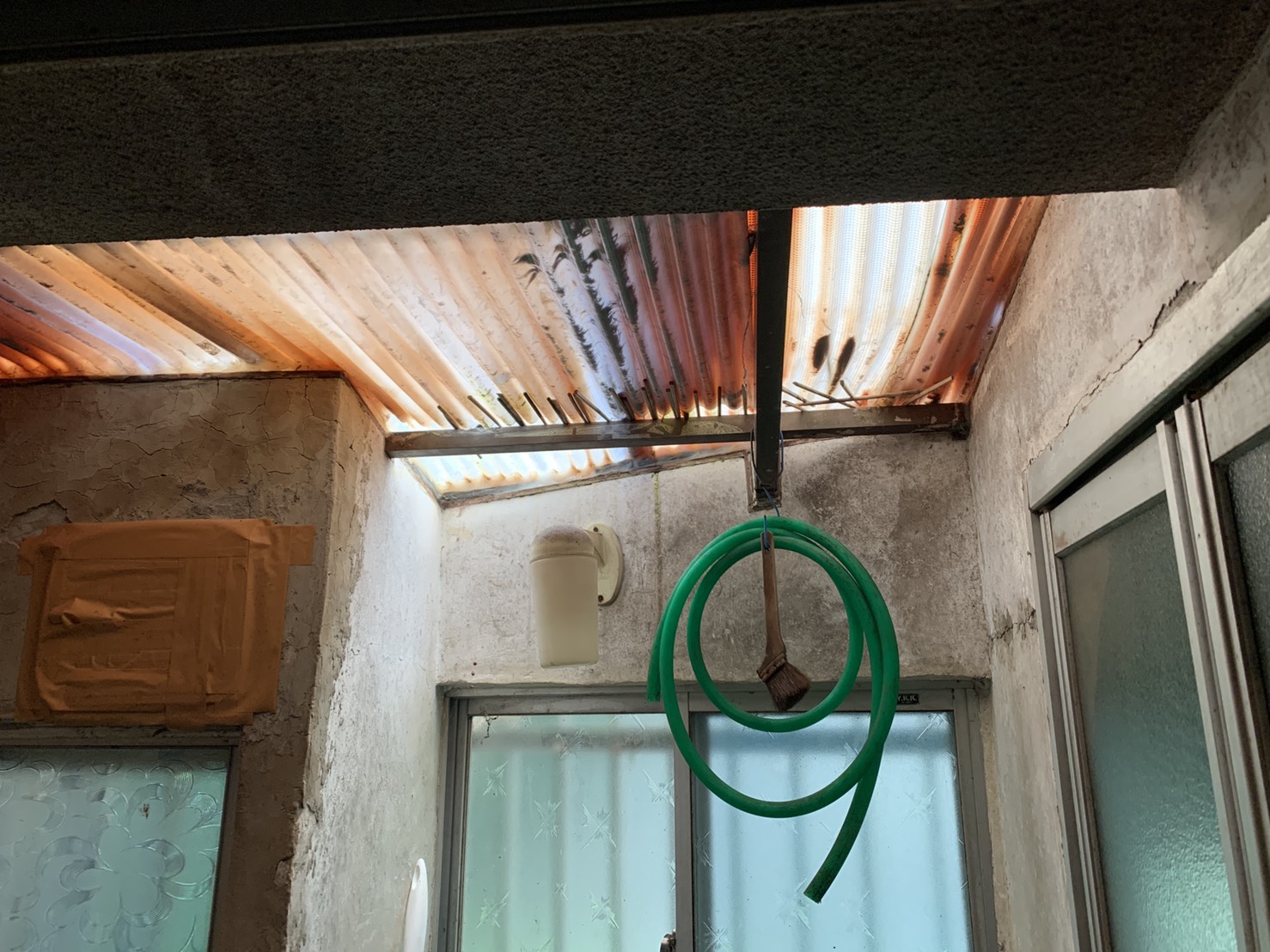 台風で波板から雨漏りしている風呂場の様子