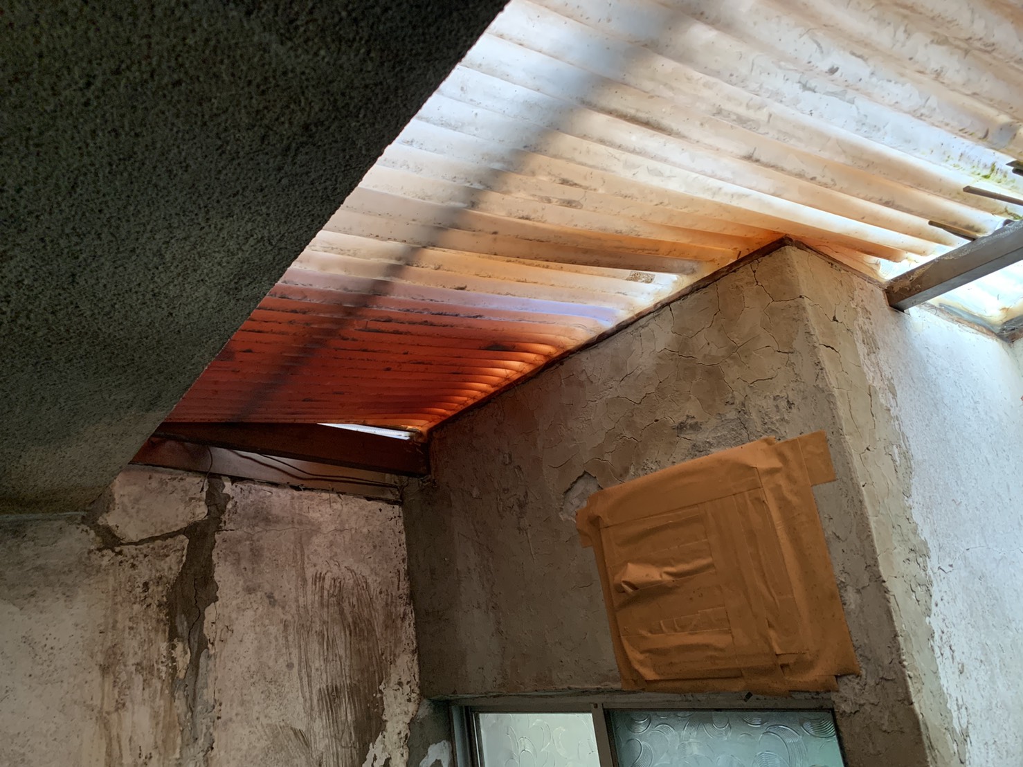 増築部分の屋根として使用されている波板