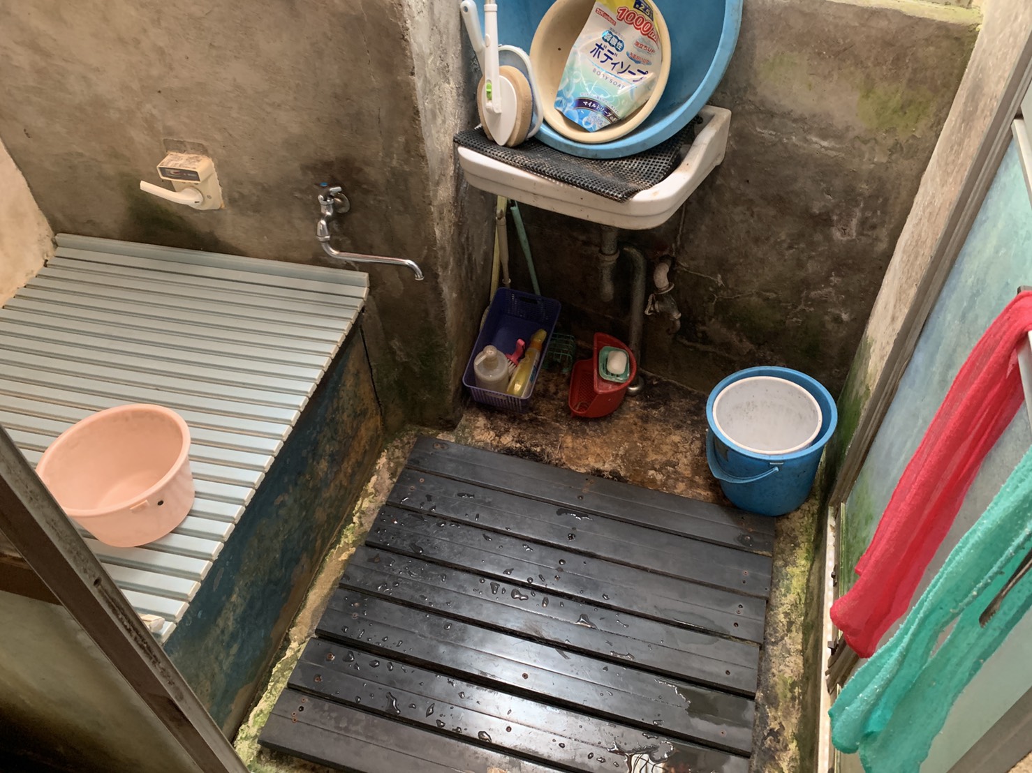 台風で波板から雨漏りしているお風呂場の様子