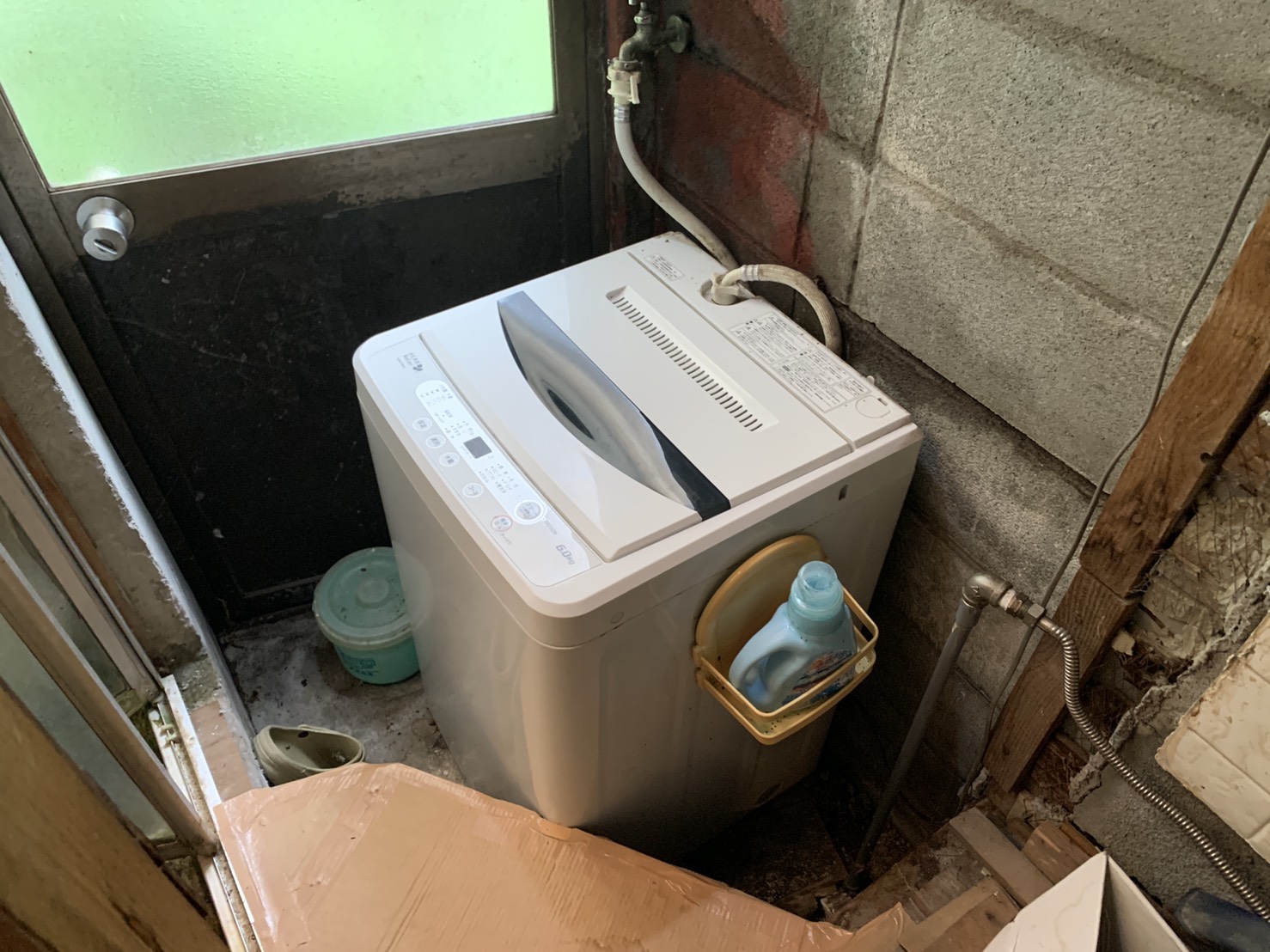 台風の影響で洗濯機置き場にも雨漏りしている様子