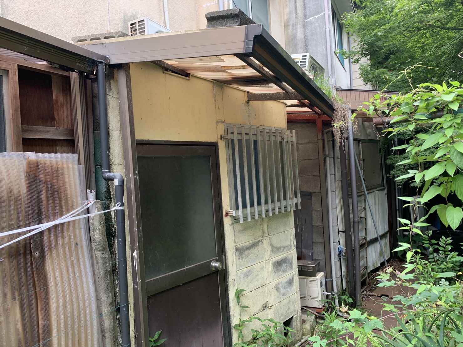 台風の影響で雨漏りしているお風呂場は裏側