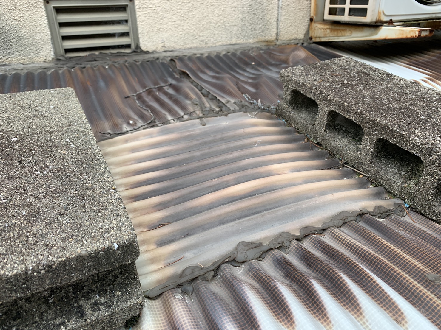 台風で雨漏りしないように補修されている様子