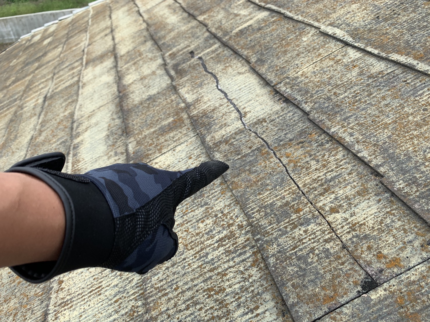 スレート屋根のひび割れ