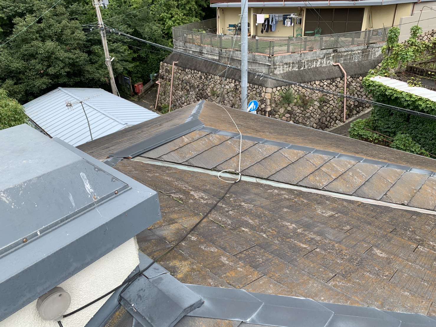 加古川市で雨樋からの水漏れを調査したお家の屋根の様子