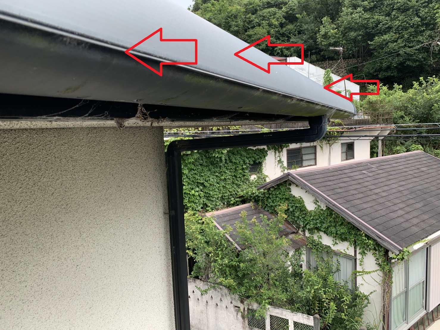 加古川市で水漏れしていた雨樋の様子