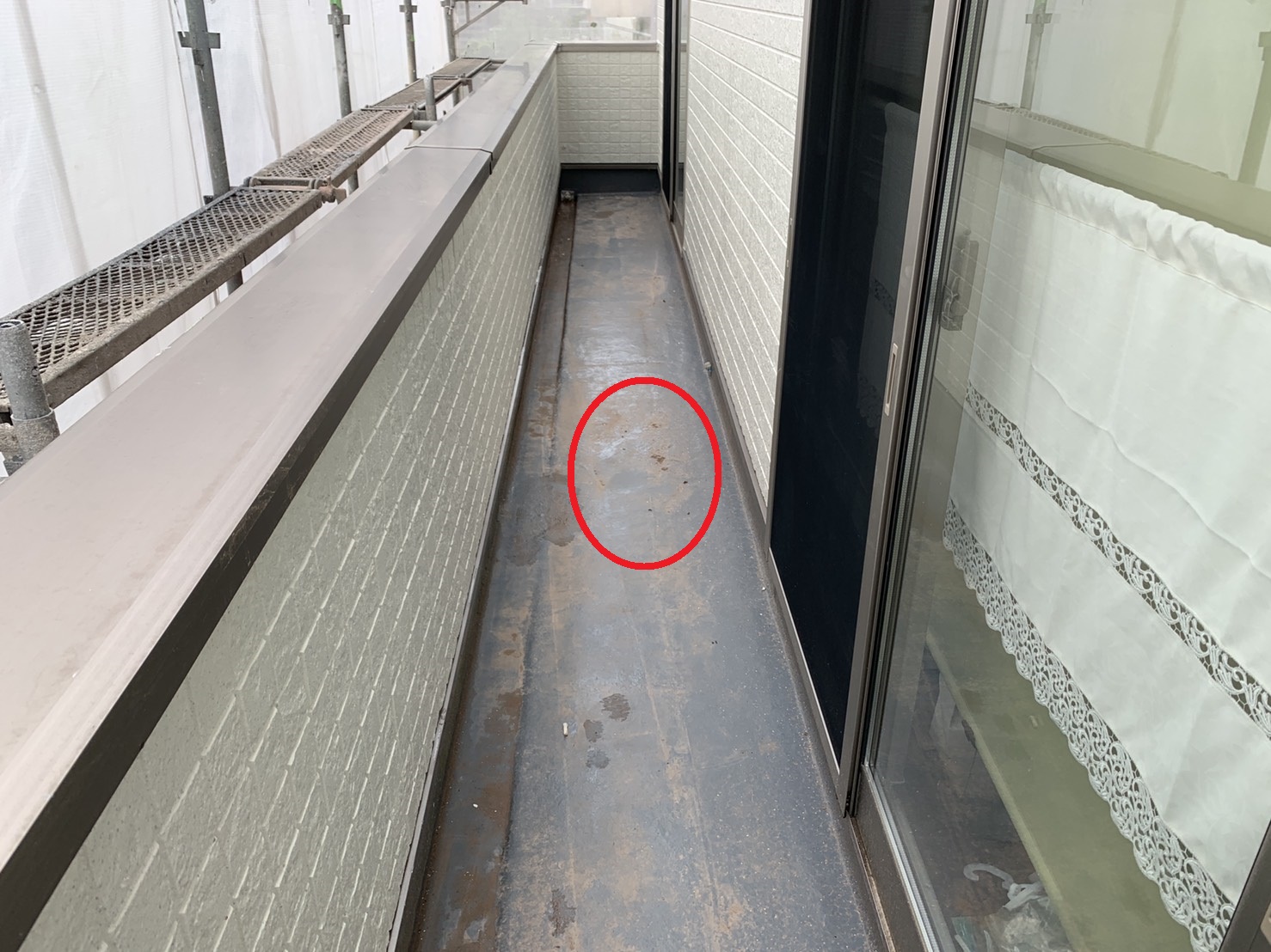 湿気の影響でベランダ防水が大きく膨らんでいる様子