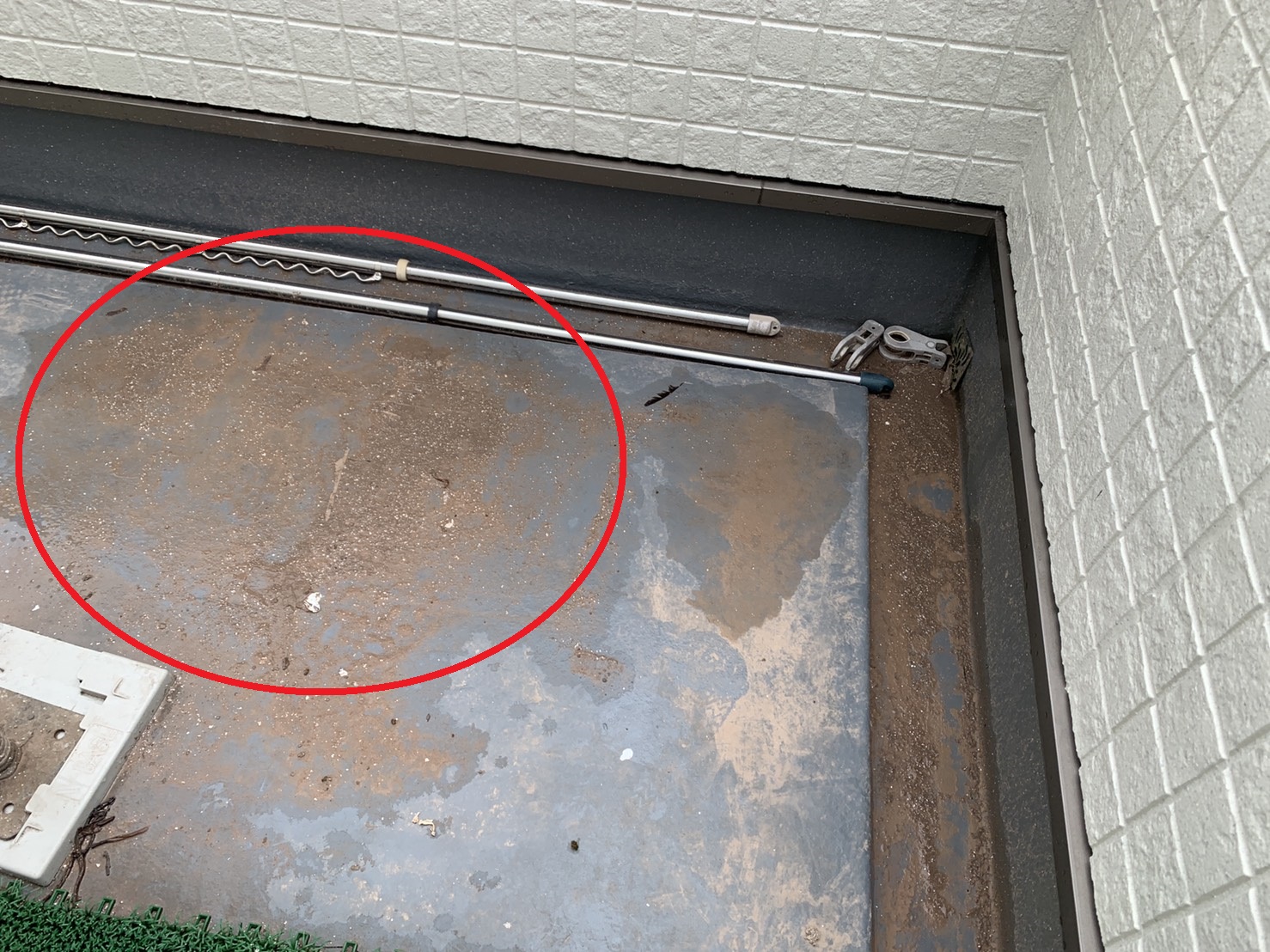ベランダ防水が膨れている様子