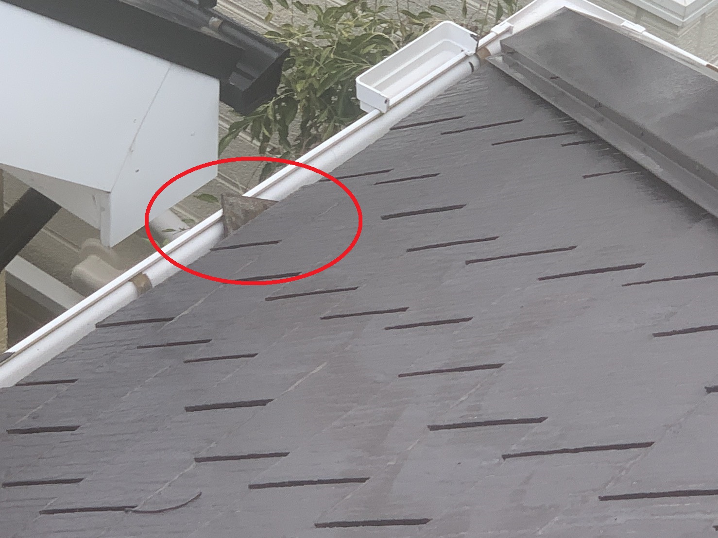 三木市で強風によりスレート屋根がズレ落ちている様子