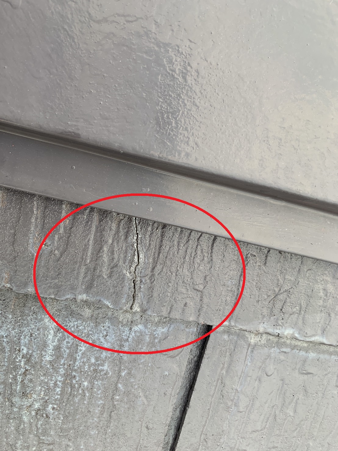 台風被害を受けやすいひび割れたスレート屋根の様子