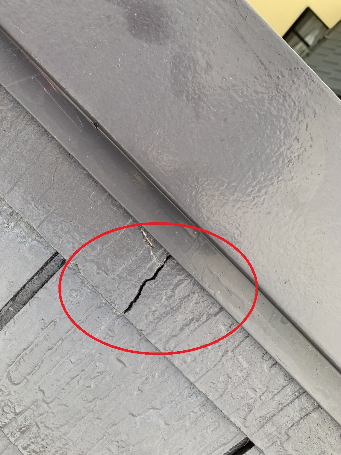 三木市でのスレート屋根調査でひび割れしている屋根材の様子