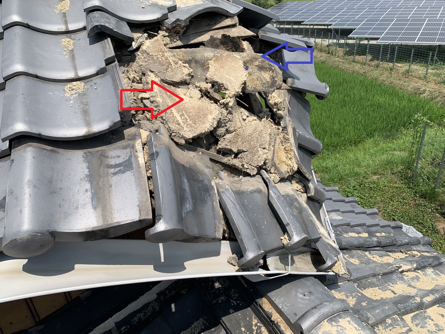 加古川市で瓦屋根が崩壊し土が流れている様子