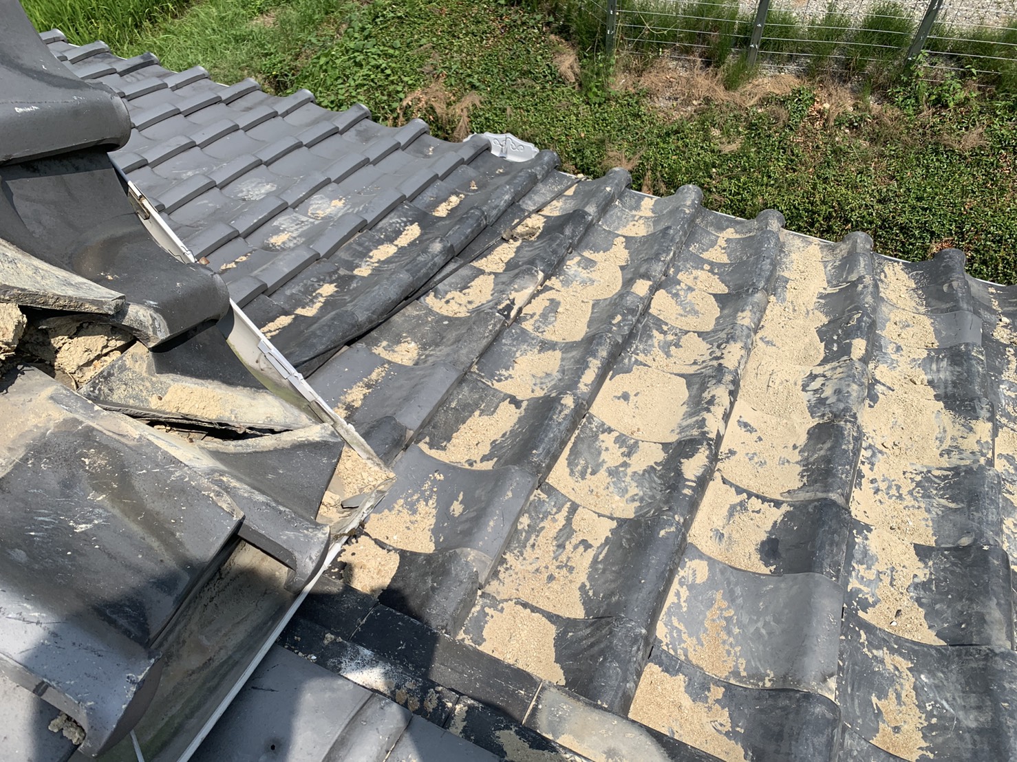 崩壊した瓦屋根の土が流れている様子