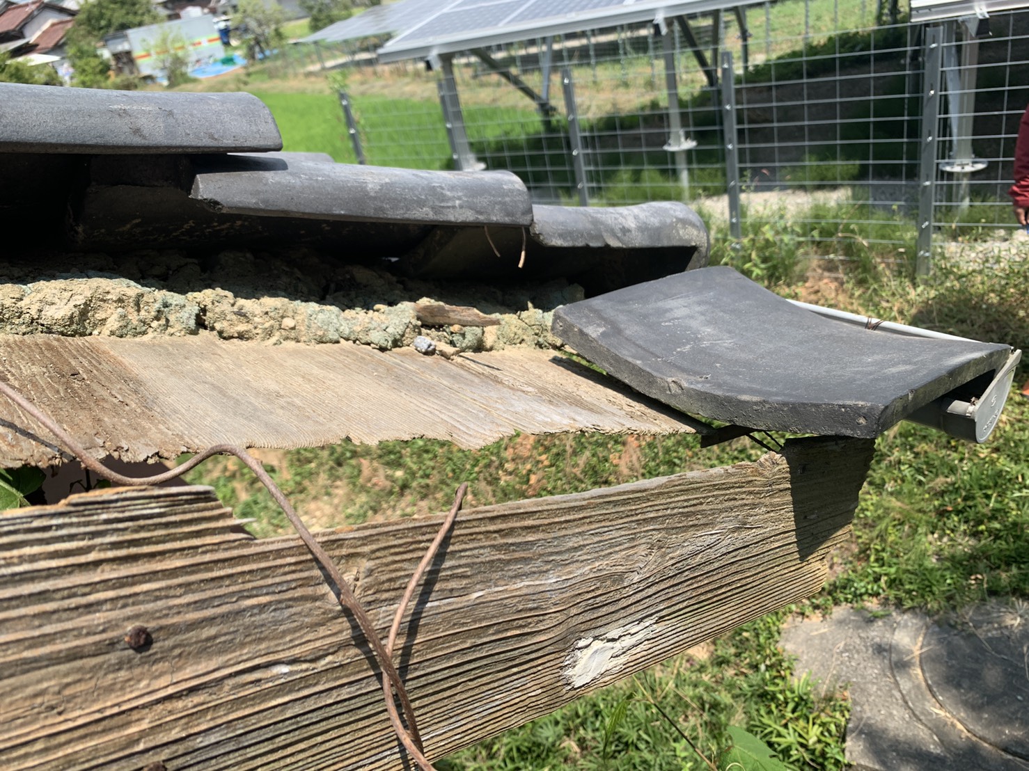 台風の影響で瓦屋根が何枚か崩壊している様子