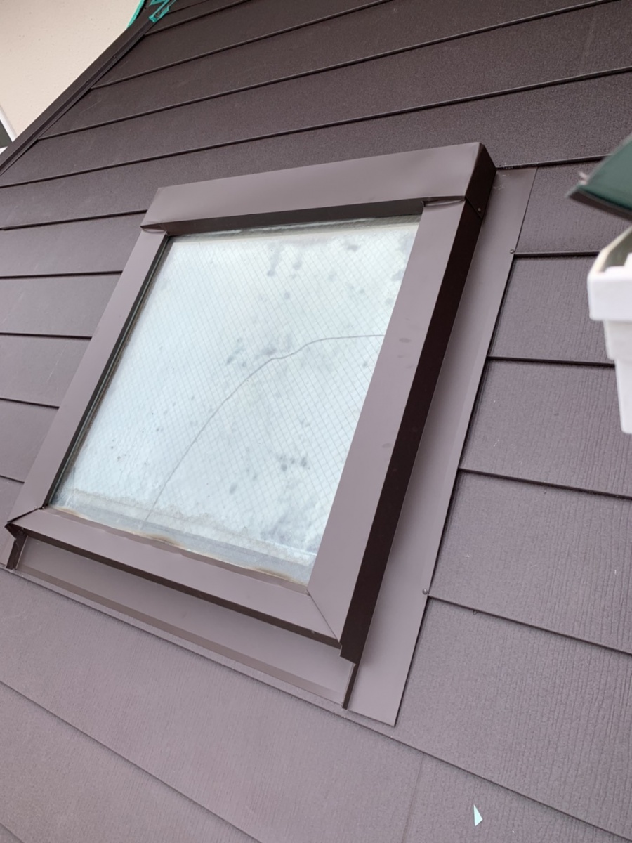 天窓に板金を取り付けた様子