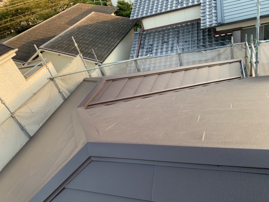 棟板金を取り付けた様子