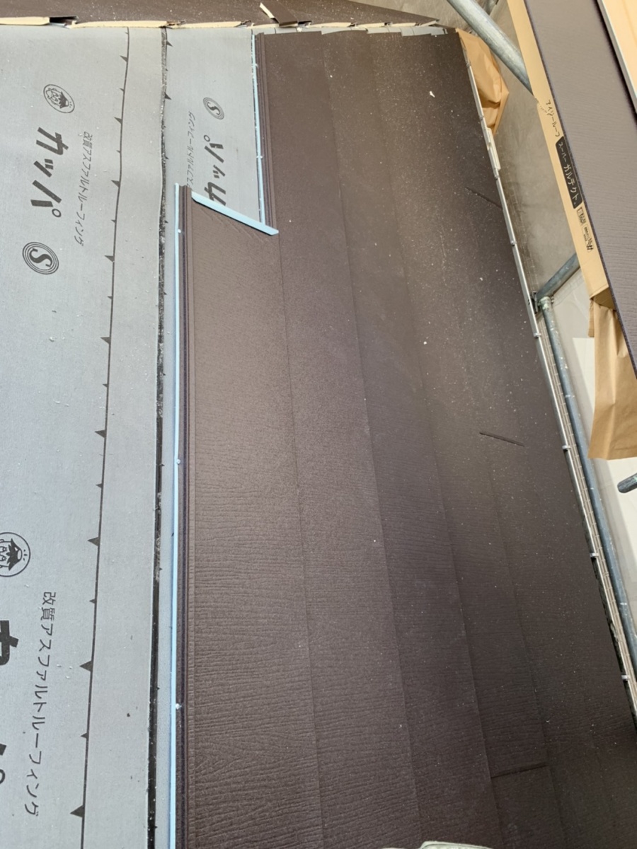 屋根を葺いている様子