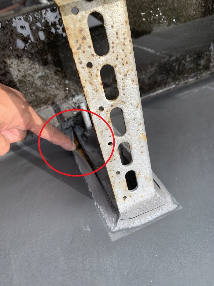 シート防水が捲れている様子