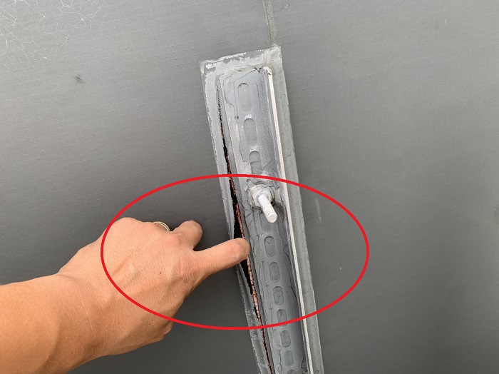 雨漏りの原因となっているシート防水の破れ