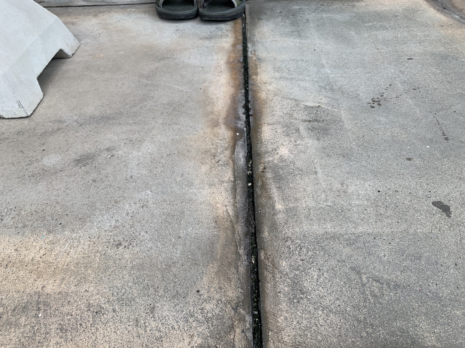 伸縮目地がひび割れている様子