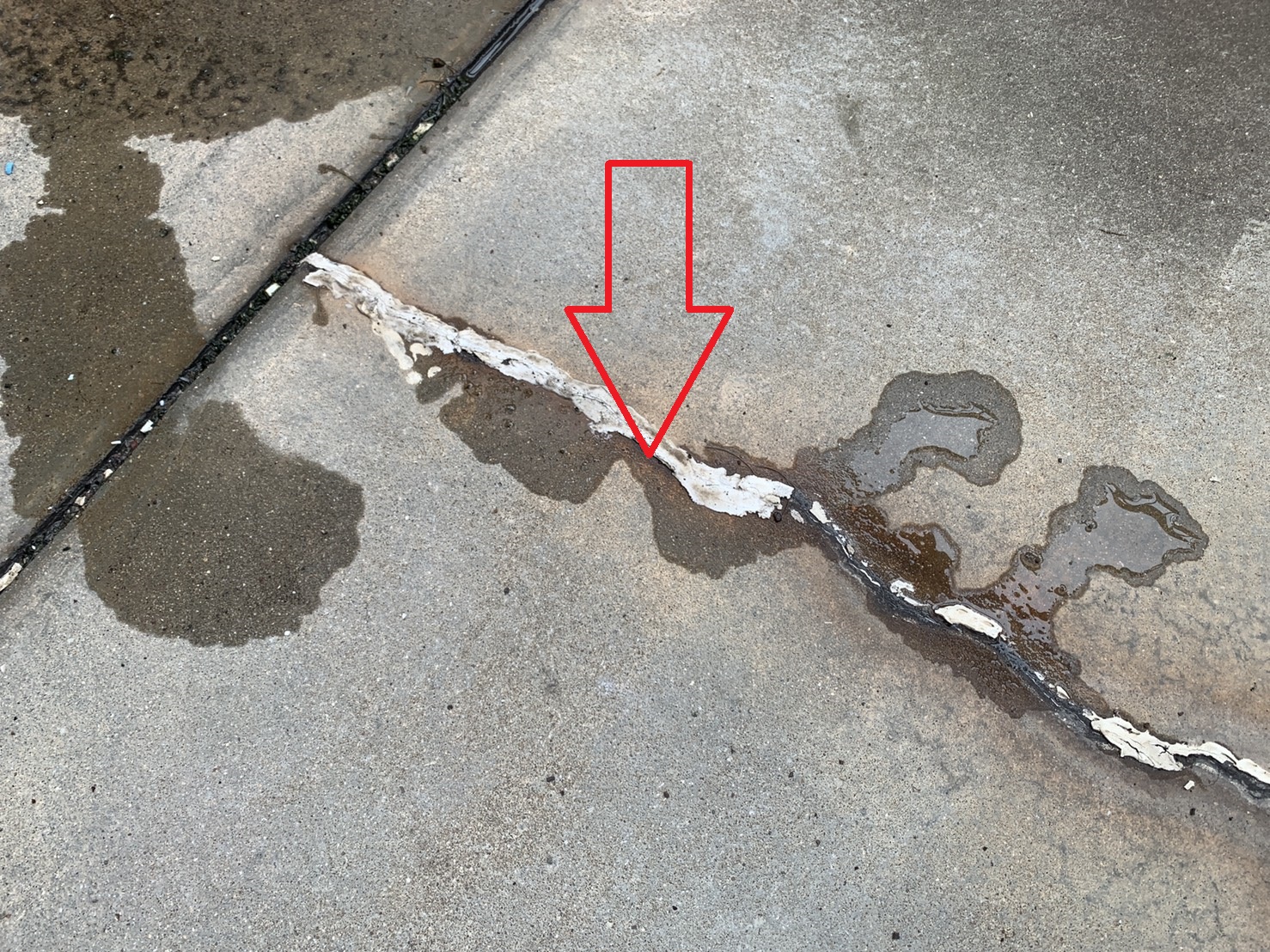 ベランダ床のひび割れ