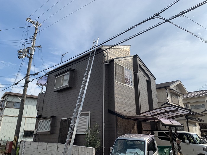 三田市で部分的な屋根修理を行う現場