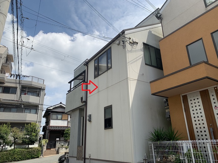 外壁のサイディングボードに黒いシミが出来ている様子