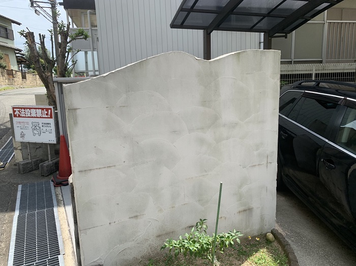 擁壁が色あせて苔が生えている様子