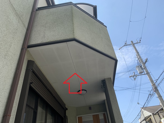 軒天にカビが発生している様子
