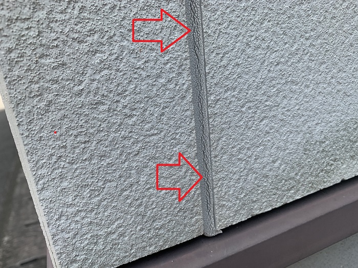 外壁サイディングボードのコーキングがひび割れている様子