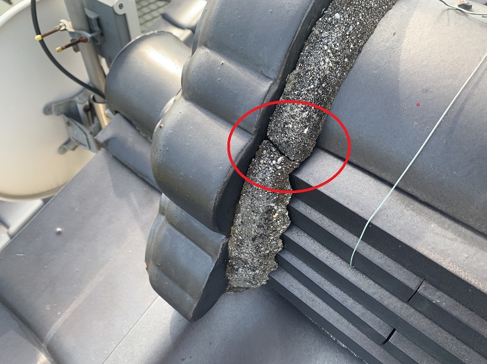 瓦屋根の漆喰がひび割れている様子