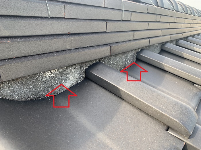 瓦屋根の漆喰が黒ずんでいる様子