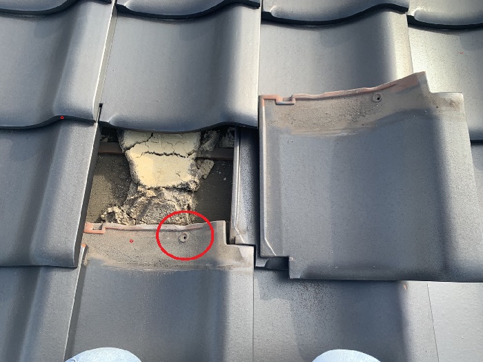 瓦屋根調査で中身を確認している様子