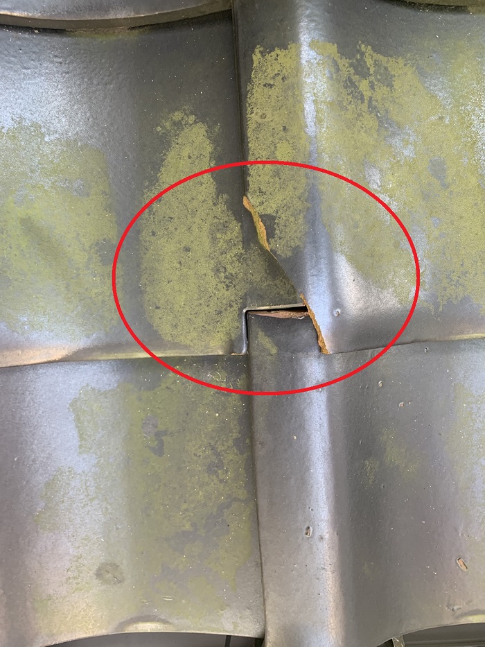 瓦屋根がひび割れている様子