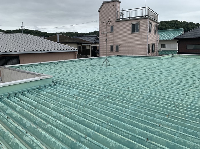 神戸市屋根カバー工事事例　工事前の折半屋根