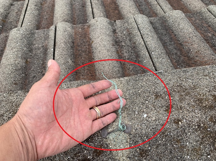 棟瓦を固定する銅線の緩み