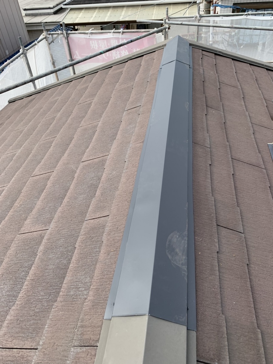 棟板金を取り付けた様子