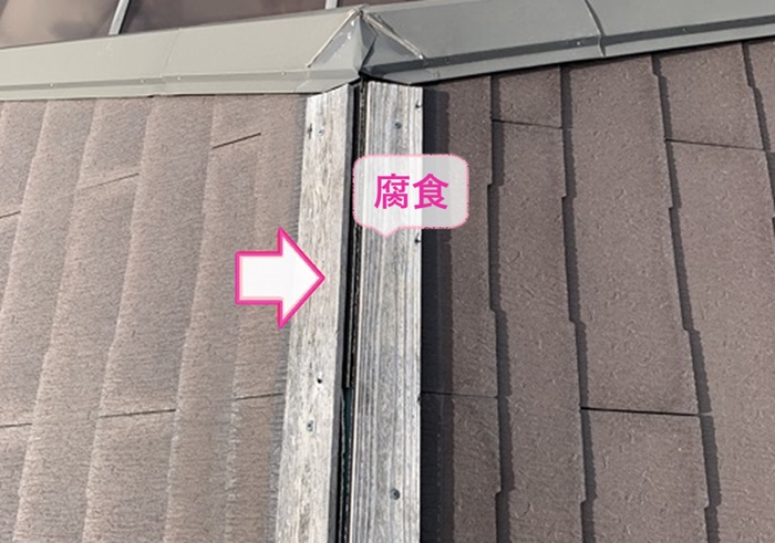 つむじ風で落下した棟包み板金の下の棟木が腐食している様子