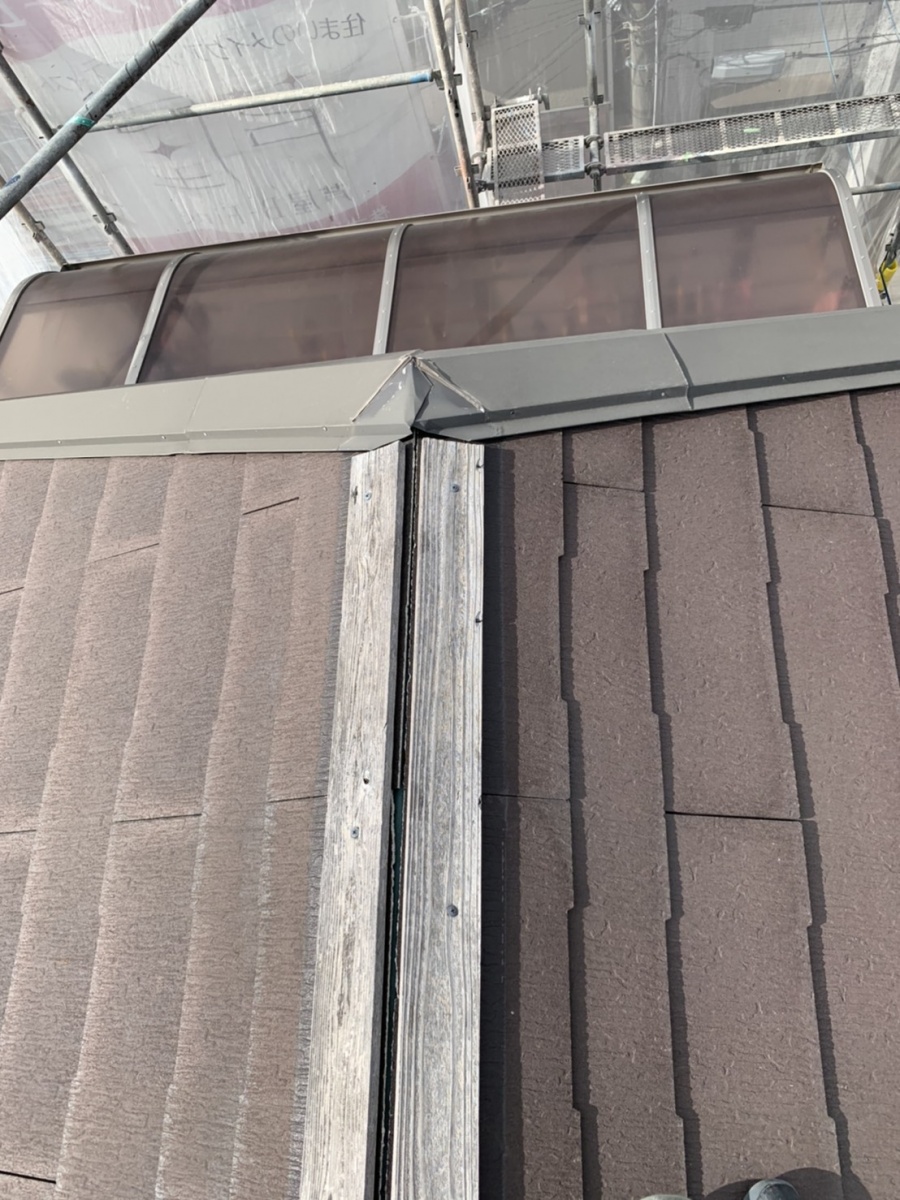 飛散した棟板金の様子