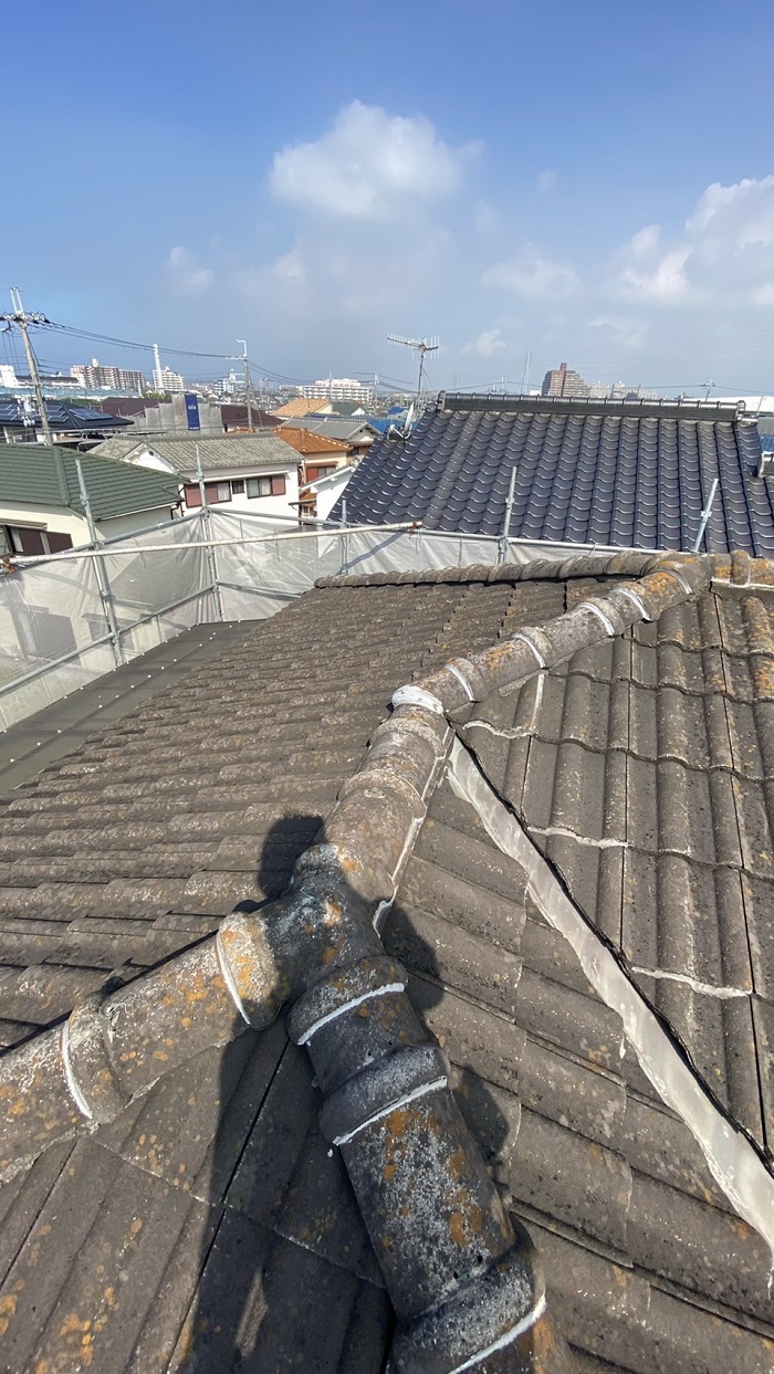 屋根葺き替え工事を行う前のモ二エル瓦