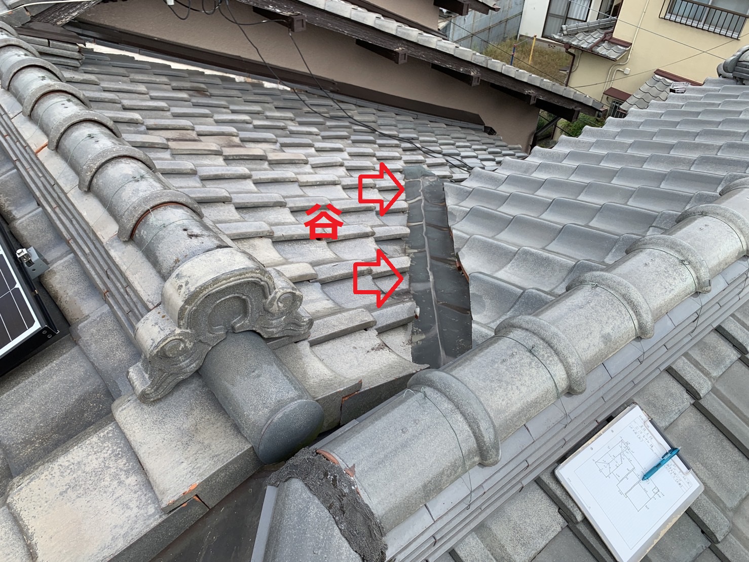 古くなった瓦屋根の谷