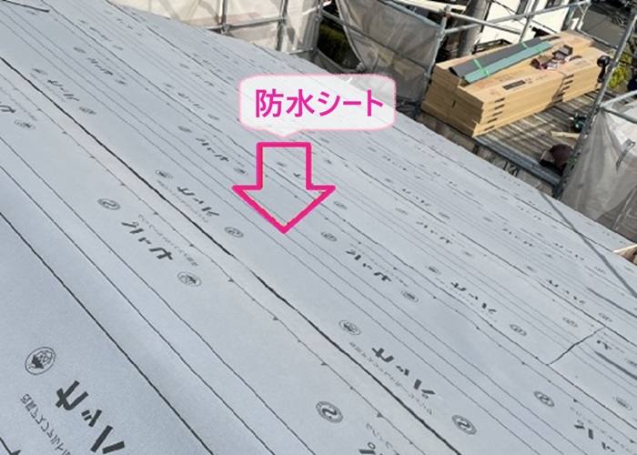 M型スレート屋根リフォームで防水シートを貼っている様子