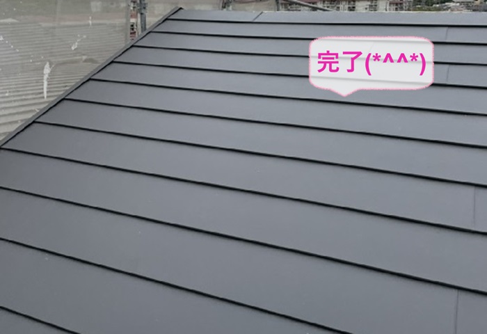 姫路市のM型スレート屋根を金属屋根へ貼り替える工事が完了した現場の様子