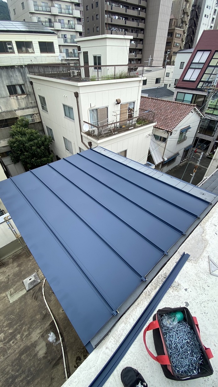 物置屋根の雨漏り修理で立平を葺いている様子