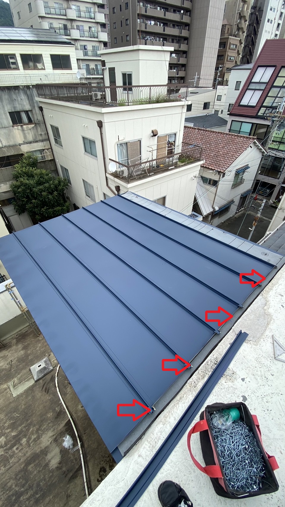 屋根板金工事で傾斜の緩い屋根に立平を葺いた様子