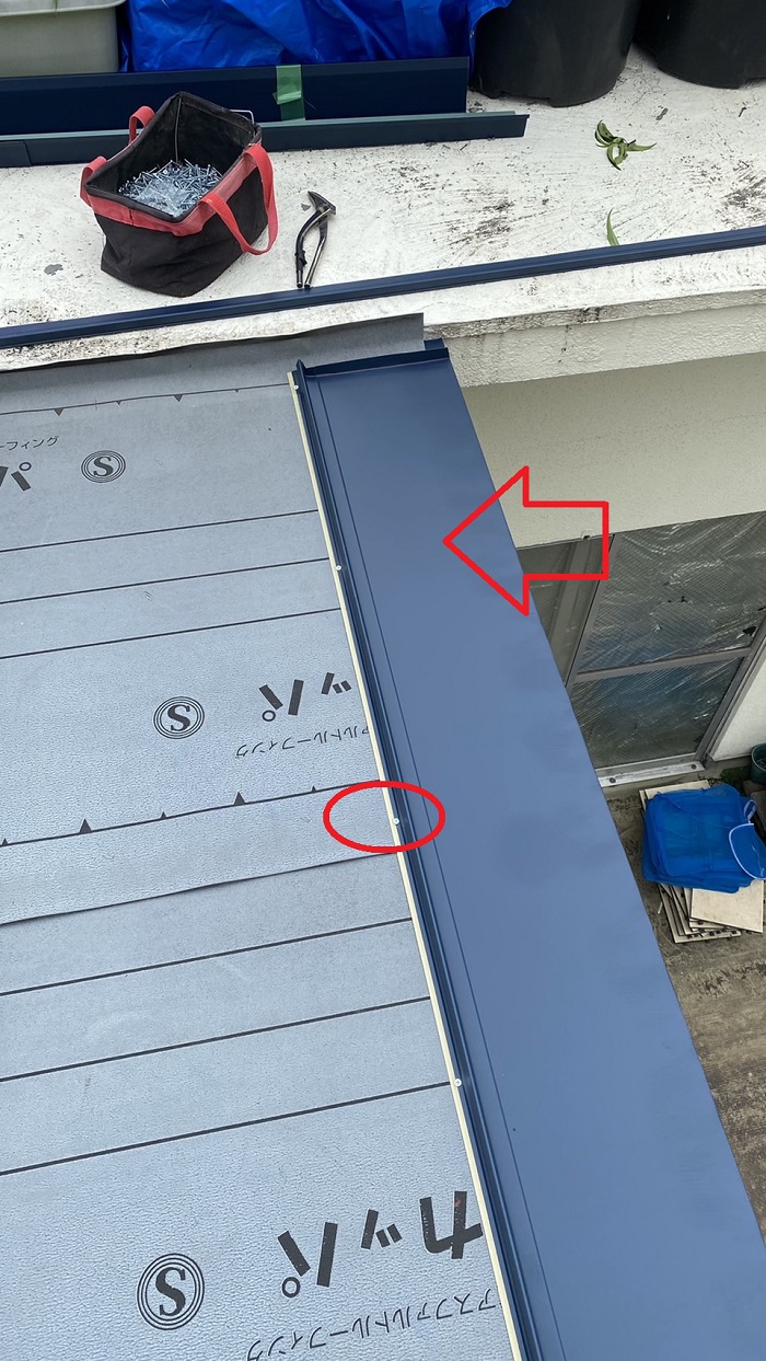 物置屋根の重ね葺き工事で立平を葺いている様子