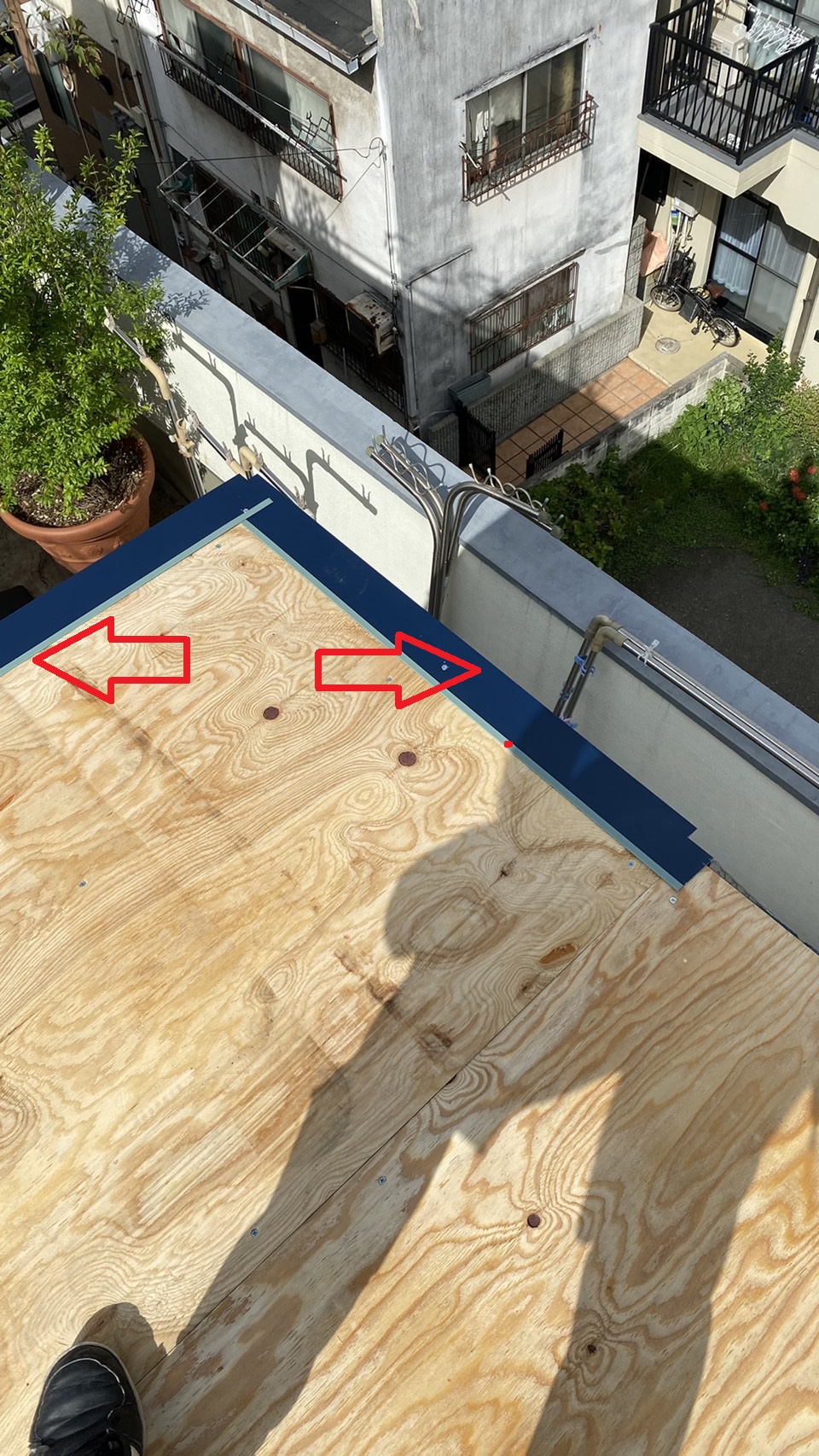 屋根板金工事で唐草を付けている様子