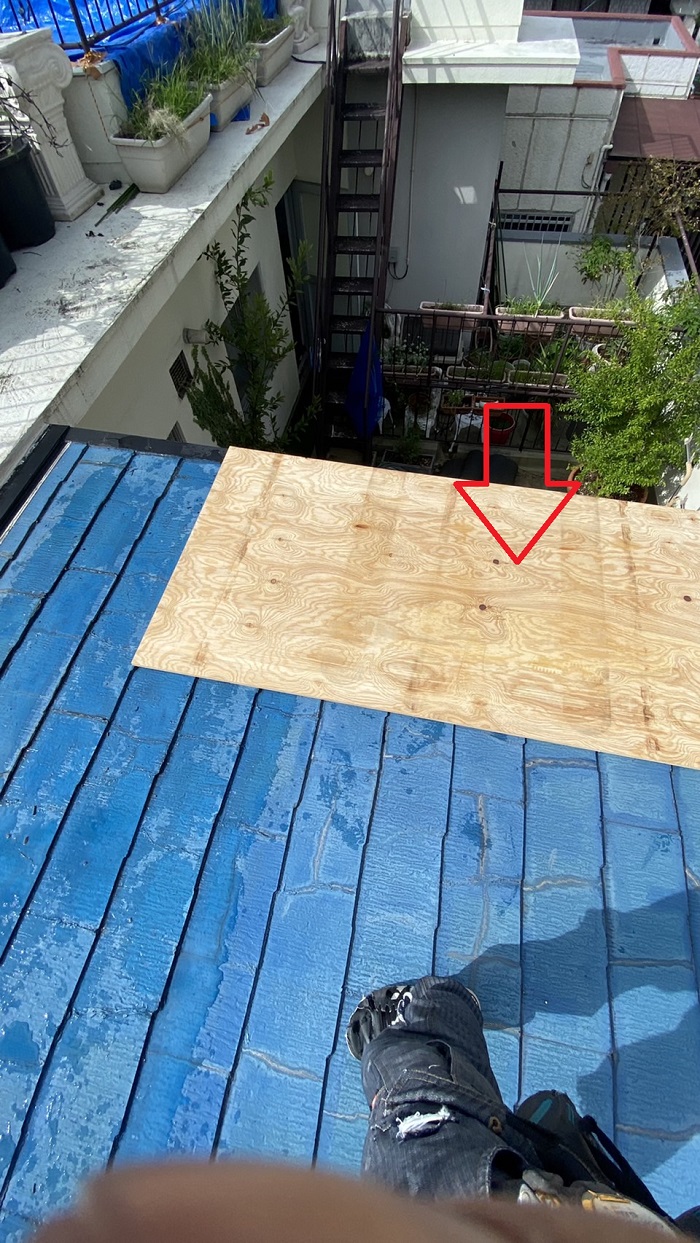 雨漏りしている物置屋根に下地用合板を重ね葺きしている様子