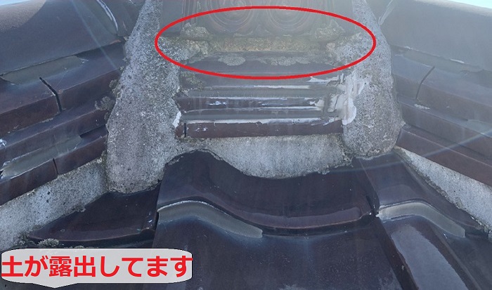 瓦内部の土が露出